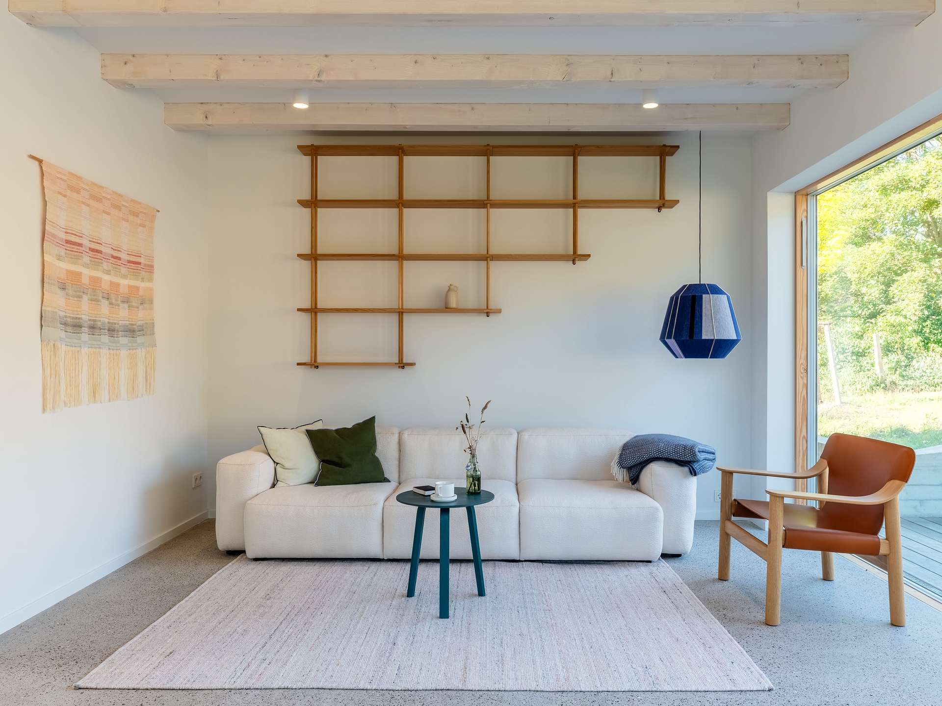 Holz und Hygge im Wohnzimmer